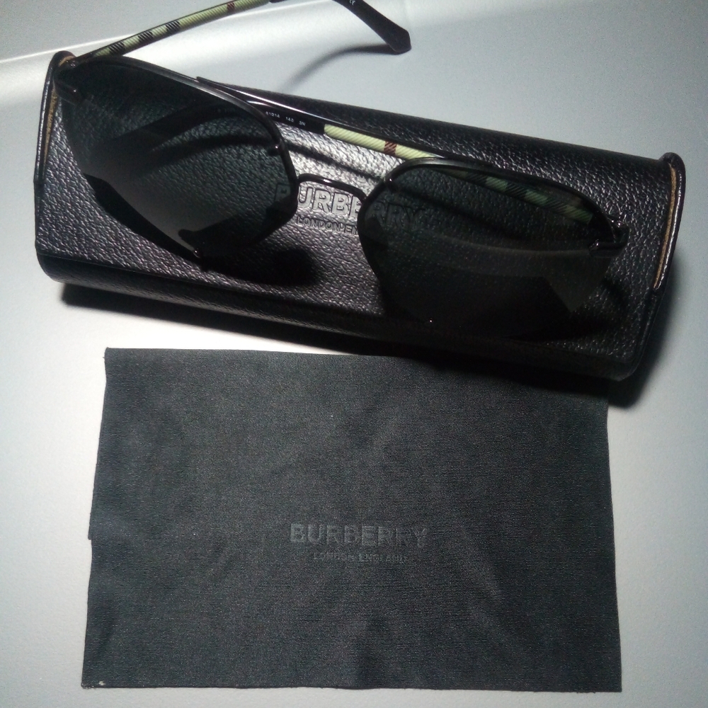Burberry Aviators sunglasses with case